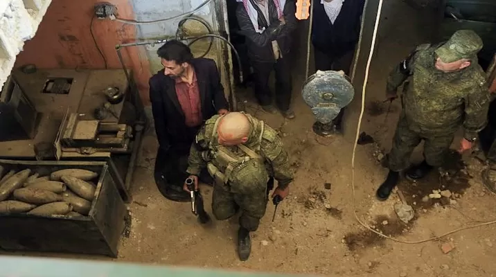 Fuerzas rusas inspeccionan Duma, en Siria. Foto: AFP Fuerzas rusas inspeccionan Duma, en Siria. Foto: AFP