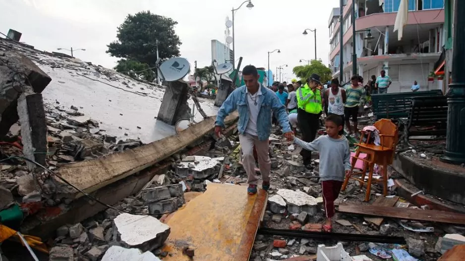 Edificios destruidos tras sismo en Ecuador. (Vía: Twitter)