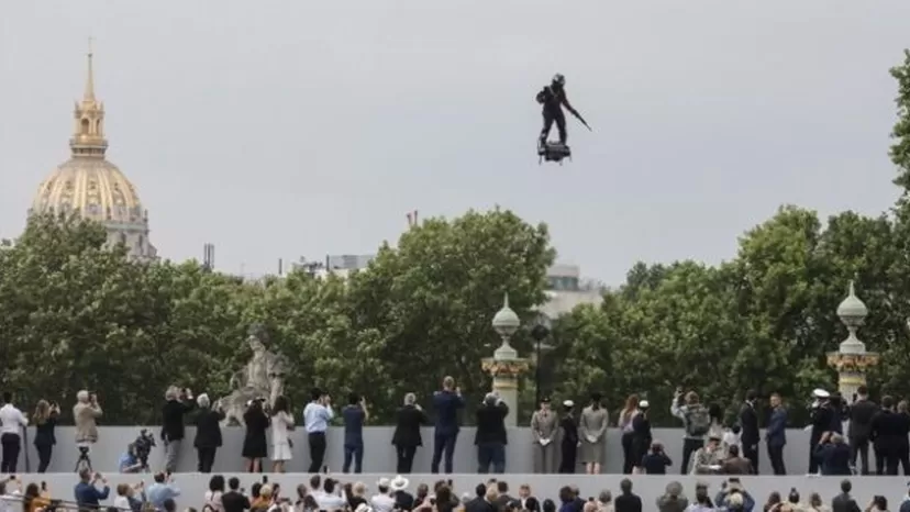 'Soldado volador' sorprende a espectadores durante fiesta nacional de Francia