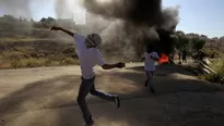 Palestino lanza piedras a las fuerzas israelíes. La relación entre ambos están en su punto más bajo desde que se rompió el contrato de paz de abril. (Foto: AP)