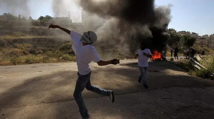 Palestino lanza piedras a las fuerzas israelíes. La relación entre ambos están en su punto más bajo desde que se rompió el contrato de paz de abril. (Foto: AP) Palestino lanza piedras a las fuerzas israelíes. La relación entre ambos están en su punto más bajo desde que se rompió el contrato de paz de abril. (Foto: AP)