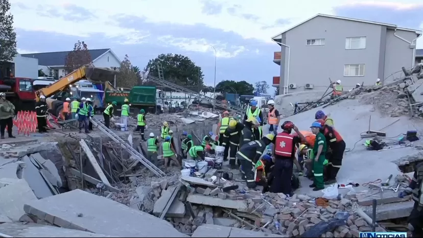 Sudáfrica: Derrumbe de edificio en construcción dejó seis muertos y personas atrapadas