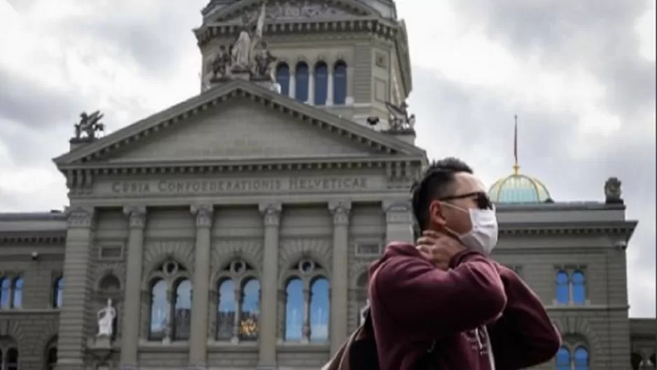 Suiza levantará desde el 26 de junio la obligación de uso de mascarilla y las limitaciones de aforos. Foto referencial: AFP