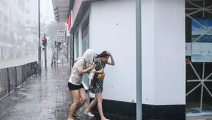 El ojo de Mangkhut azot&oacute; toda la ma&ntilde;ana de este domingo Hong Kong. (Foto: AFP)