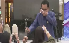 Tailandia: Primer ministro rocía con desinfectante de manos a periodistas para evitar preguntas incómodas - Noticias de tailandia