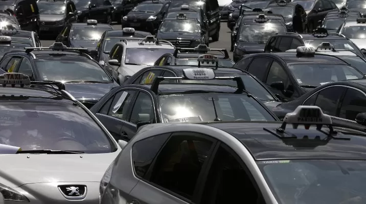 Cerca de 3.000 taxistas denunciaron con esta protesta la "competencia salvaje" de esa aplicación para móviles. (Vía: AFP) Cerca de 3.000 taxistas denunciaron con esta protesta la "competencia salvaje" de esa aplicación para móviles. (Vía: AFP)
