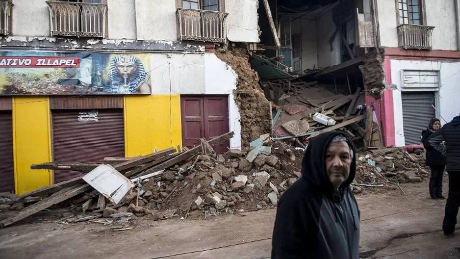 Un hombre cruza la calle en la Illapel, localidad que terminó destrozad por el terremoto. (Vía: AFP) Un hombre cruza la calle en la Illapel, localidad que terminó destrozad por el terremoto. (Vía: AFP)