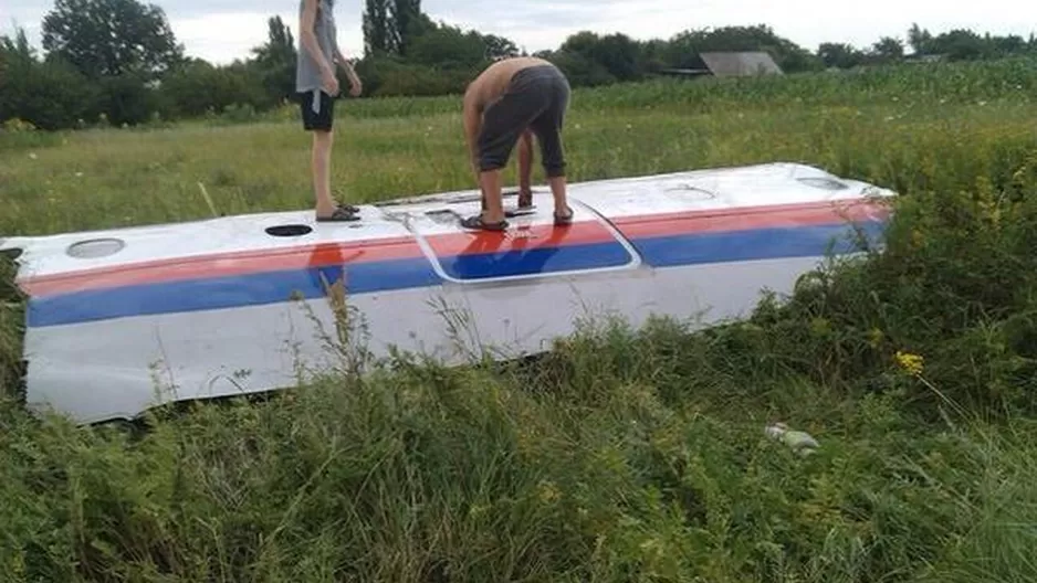 Testigos publican fotos de avión estrellado en Ucrania