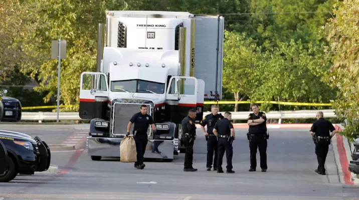Policía de EE.UU. investiga la muerte de varios inmigrantes en un camión. Foto: dallasnews.com Policía de EE.UU. investiga la muerte de varios inmigrantes en un camión. Foto: dallasnews.com