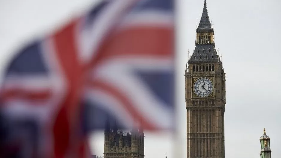 Una bandera de la Unión frente al reloj del Big Ben. (Vía: AFP)