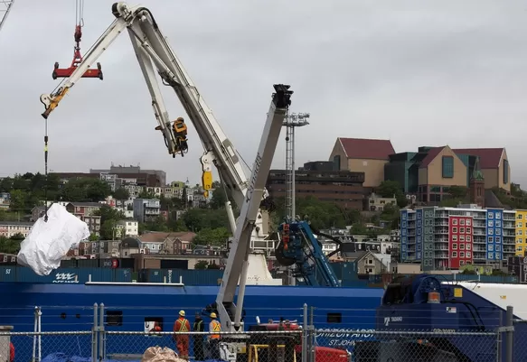 Titán: Las primeras imágenes de los restos del submarino que fueron recuperados del océano 