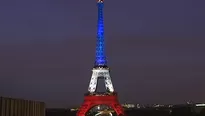 La Torre Eiffel se ilumin&oacute; con los colores nacionales. (V&iacute;a: dailystar.co.uk)