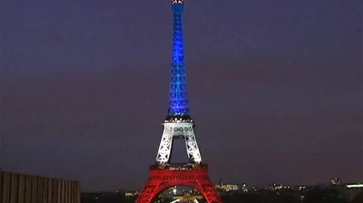 La Torre Eiffel se ilumin&oacute; con los colores nacionales. (V&iacute;a: dailystar.co.uk)