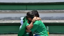 La gente llora durante un tributo al Chapecoense. (V&iacute;a: AFP)