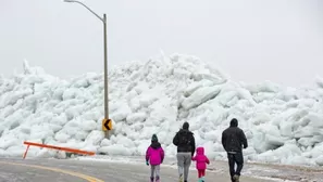 Bloques de hielo rebasaron el muro de contención de la ciudad de Fort Erie, en Canadá. (Foto: Yahoo/Video: Canal N)