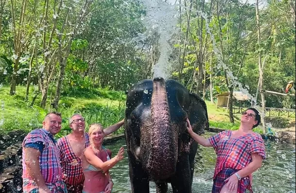 Una trabajadora del parque contó lo ocurrido con la turista española / Foto: Referencial / Koh Yao Elephant Care