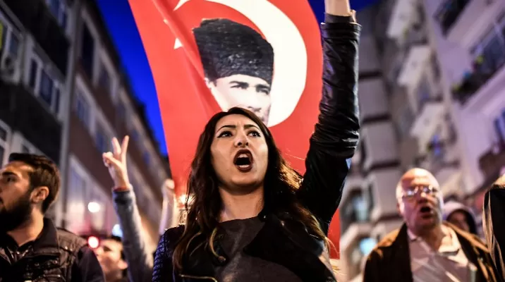 Turcos opositores al régimen marchan para que referéndum sea anulado. Foto: AFP Turcos opositores al régimen marchan para que referéndum sea anulado. Foto: AFP