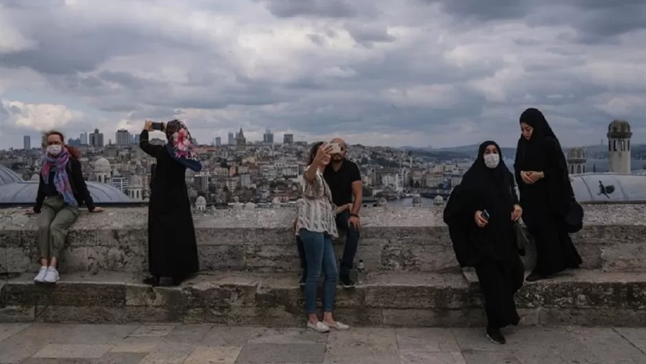 Turquía castigará con cárcel a los que den positivo por COVID-19 y mientan sobre con quién han tenido contacto. Foto: EFE