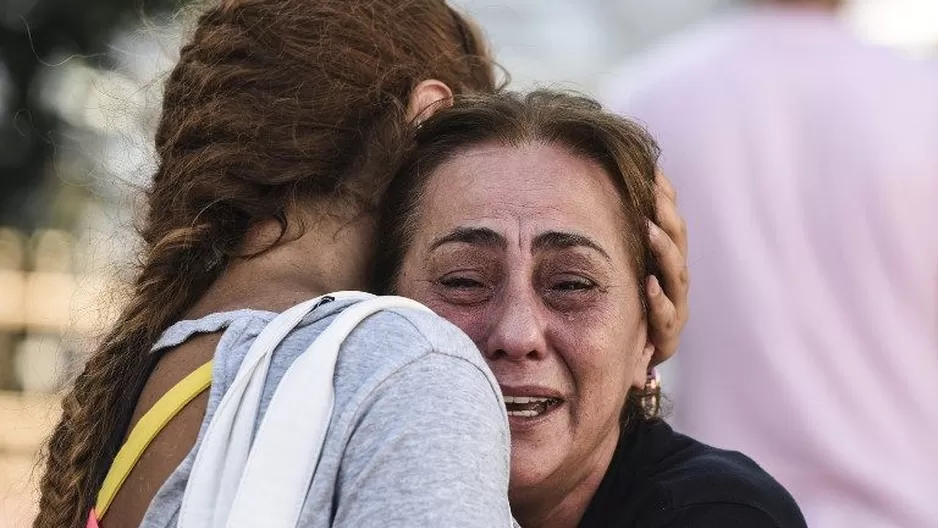 La madre de una víctima llora la muerte de su hijo (Vía: AFP)