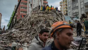 La Policía de Turquía publicó unas imágenes que muestran el momento en que los rescatistas sacan a una mujer / Foto: AFP