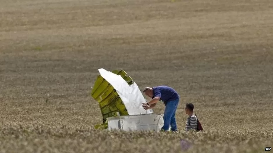 Equipo de investigadores en el lugar del choque. (Foto: BBC) 