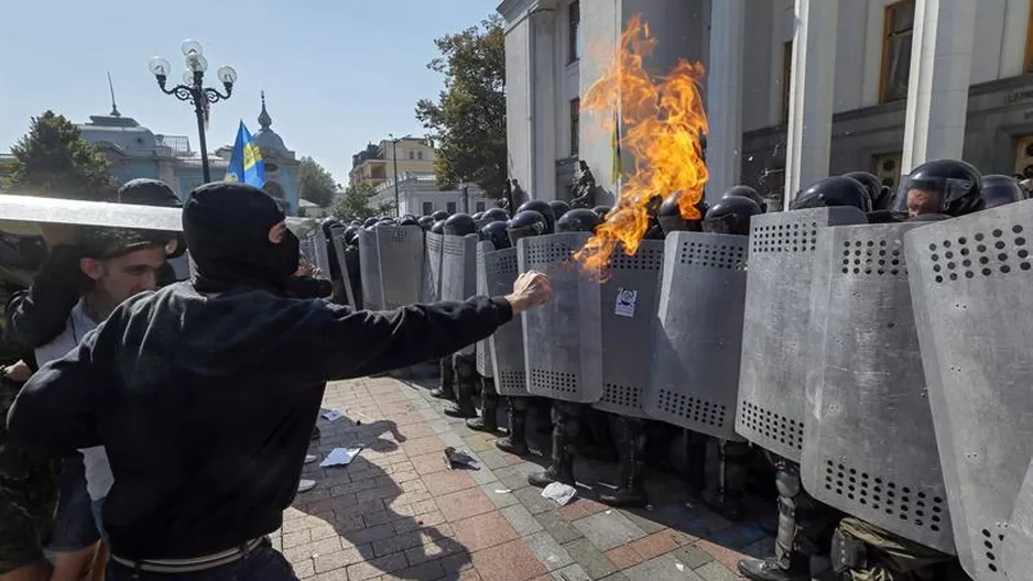 Manifestantes radicales que protestaban por la aprobación de una reforma constitucional para descentralizar el país. Foto: EFE