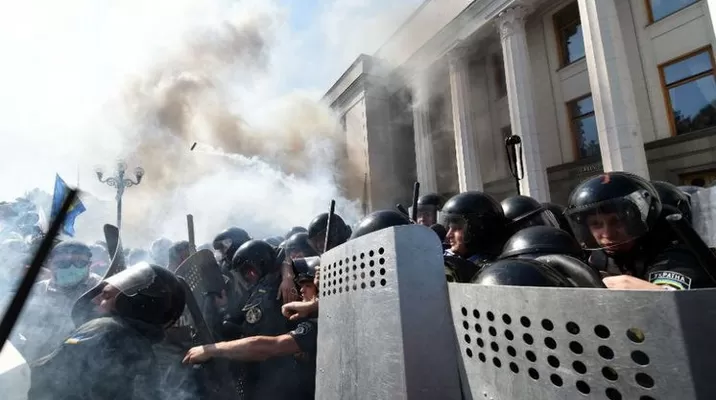 Enfrentamientos en Kiev. (Vía: El Universal) Enfrentamientos en Kiev. (Vía: El Universal)