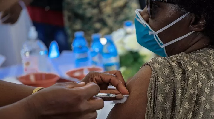 Uganda: Cientos de personas fueron inyectadas con vacunas falsas contra la COVID-19. Foto referencial: AFP Uganda: Cientos de personas fueron inyectadas con vacunas falsas contra la COVID-19. Foto referencial: AFP