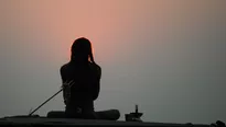 Una mujer india hace yoga en el sunset. (Vía: AFP)