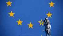 Mural sobre el Brexit pintado por el artista británico Banksy. Foto y video: AFP