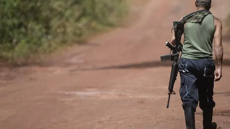 Un guerrillero de las FARC camina en el campamento El Diamante, en departamento de Caqueta, Colombia. (Vía: AFP)