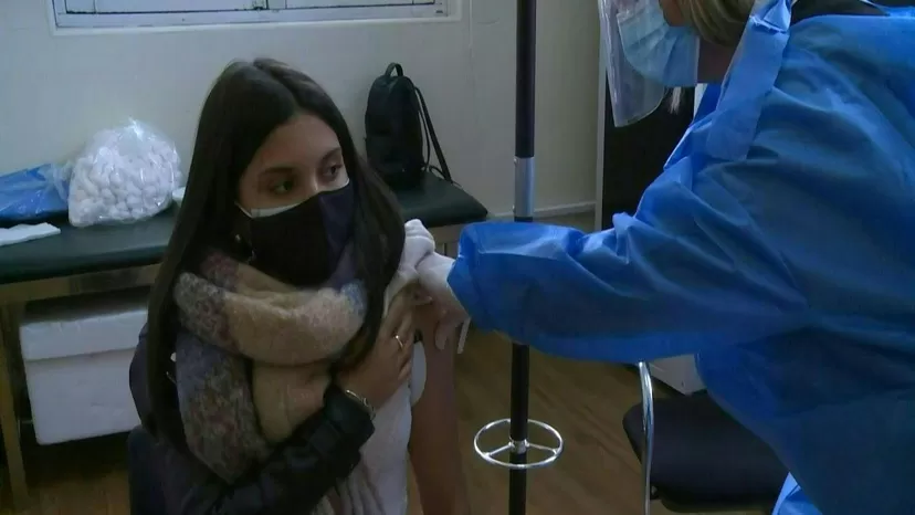 Uruguay comenzó a vacunar contra la COVID-19 a adolescentes de entre 12 y 17 años