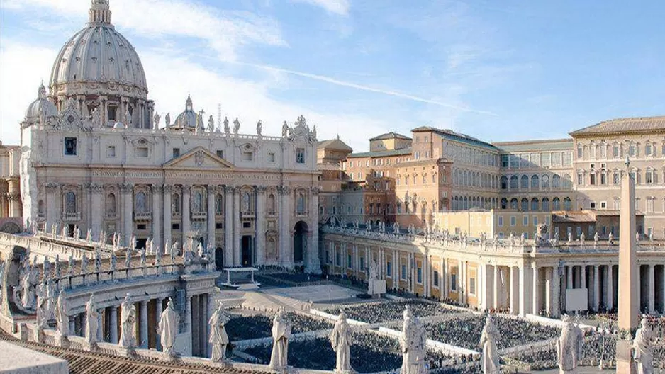 El Vaticano advierte a sus empleados que podría sancionarlos con despido si no se vacunan contra la COVID-19. Foto: AFP referencial