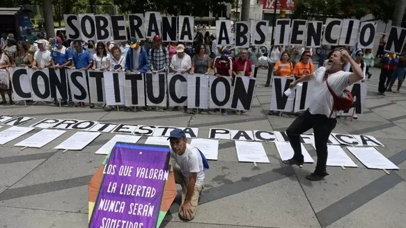 Manifestantes opositores al gobierno realizan protestas por elección de Asamblea Nacional Constituyente. (Vía: AFP)