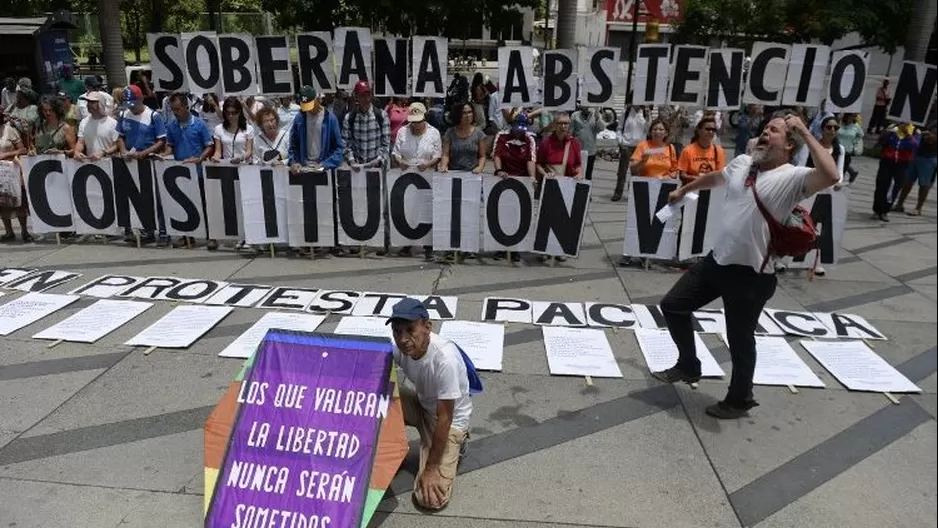 Manifestantes opositores al gobierno realizan protestas por elección de Asamblea Nacional Constituyente. (Vía: AFP)