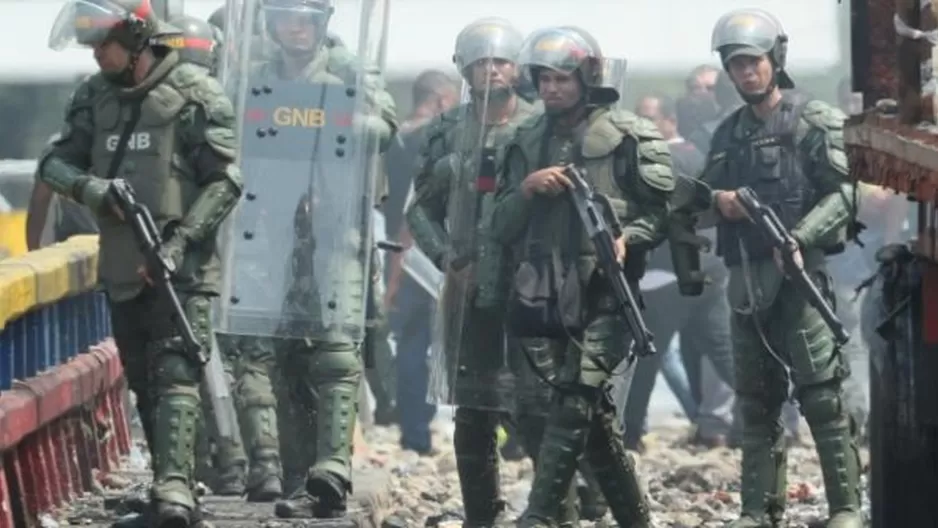 Cerca de mil miembros de la Fuerza Pública de Venezuela han desertado a Colombia en busca de protección y han entregado su armamento y uniformes. EFE/referencial