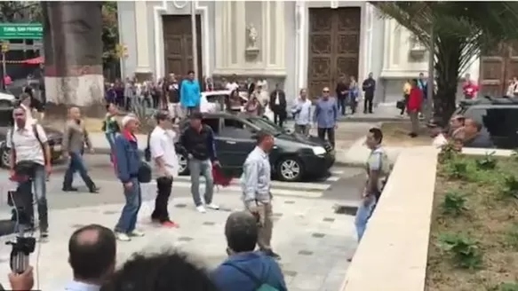 Venezuela: chavistas agreden a diputados y periodistas en las afueras del Parlamento. Foto: captura