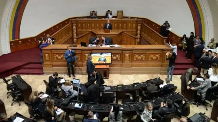 Diputado dijo que uno de los que integraba el grupo amenazó a un trabajador de la Asamblea Nacional (AN, Parlamento) con un arma de fuego. (Foto: AFP) Diputado dijo que uno de los que integraba el grupo amenazó a un trabajador de la Asamblea Nacional (AN, Parlamento) con un arma de fuego. (Foto: AFP)