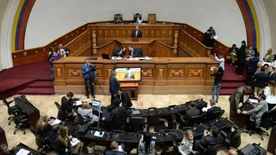 Diputado dijo que uno de los que integraba el grupo amenazó a un trabajador de la Asamblea Nacional (AN, Parlamento) con un arma de fuego. (Foto: AFP)