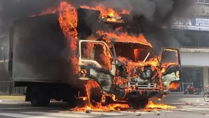 Incendian camión en Venezuela en protesta. Video: AFP