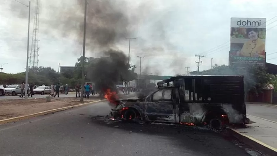 Cami&oacute;n que lo arroll&oacute; fue incendiado por manifestantes. Foto: Runrunes.es