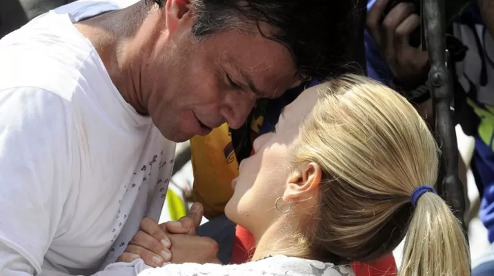 Leopoldo López con Lilian Tintori, antes de ser arrestado. Foto: AFP Leopoldo López con Lilian Tintori, antes de ser arrestado. Foto: AFP