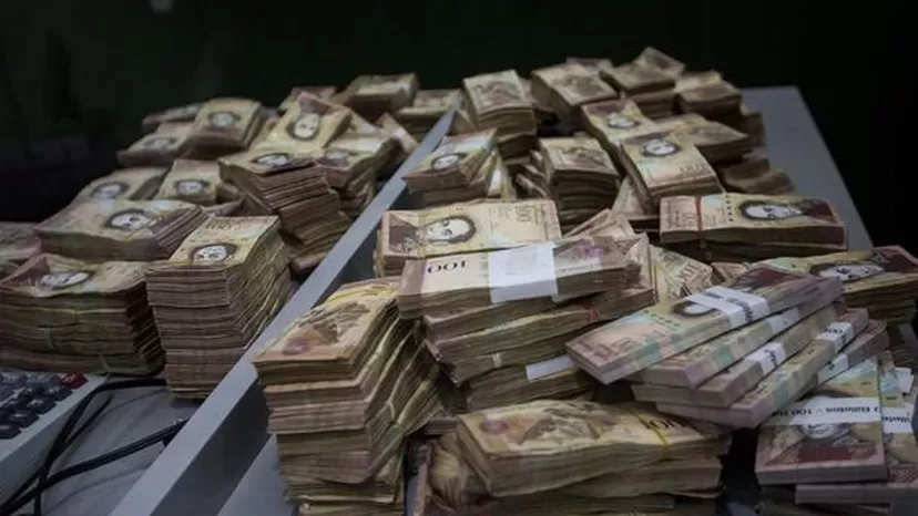 Nicolás Maduro restringe uso de cuentas bancarias de venezolanos en otros países