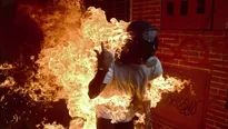 Un manifestante se prendió fuego accidentalmente en Caracas. Foto y video: AFP