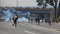 Venezuela: militares lanzan bombas lacrimógenas a manifestantes opositores en Caracas. Foto: EFE