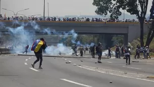 Venezuela: militares lanzan bombas lacrimógenas a manifestantes opositores en Caracas. Foto: EFE