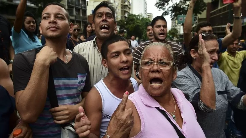 La oposición apura el proceso pues si la consulta se hace antes de 2017 cuando se cumplen cuatro años del mandato de Maduro. (Vía: AFP)