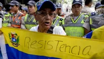 Un miembro de la oposición sostiene una bandera de Venezuela. (Vía: AFP)