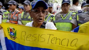 Un miembro de la oposición sostiene una bandera de Venezuela. (Vía: AFP)