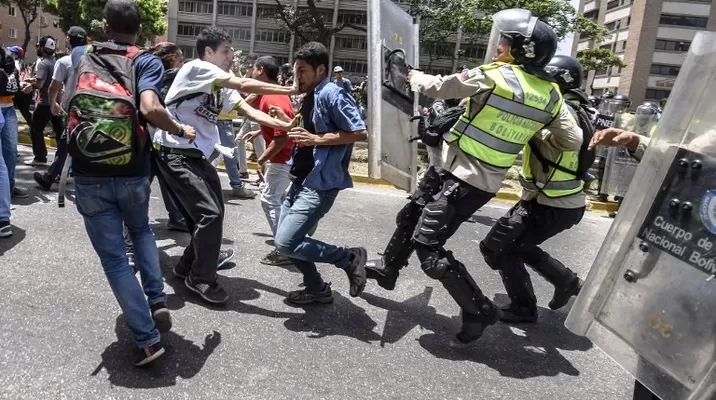 Opositores y la Guardia Bolivariana se enfrentaron en Caracas este miércoles. Foto: AFP Opositores y la Guardia Bolivariana se enfrentaron en Caracas este miércoles. Foto: AFP